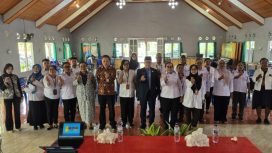 Pj Sekda Kepulauan Yapen Cyfrianus Yustus Mambay berfoto bersama peserta yang mengikuti kegiatan Penggerakan Sistem Tata Kelola Alat dan Obat Kontrasepsi serta Implementasi Pengendalian Mutu Pelayanan KB yang diselenggarakan DP3AKB Kepulauan Yapen. (Foto dok: IST)
