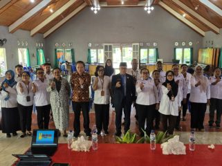 Pj Sekda Kepulauan Yapen Cyfrianus Yustus Mambay berfoto bersama peserta yang mengikuti kegiatan Penggerakan Sistem Tata Kelola Alat dan Obat Kontrasepsi serta Implementasi Pengendalian Mutu Pelayanan KB yang diselenggarakan DP3AKB Kepulauan Yapen. (Foto dok: IST)
