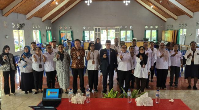 Pj Sekda Kepulauan Yapen Cyfrianus Yustus Mambay berfoto bersama peserta yang mengikuti kegiatan Penggerakan Sistem Tata Kelola Alat dan Obat Kontrasepsi serta Implementasi Pengendalian Mutu Pelayanan KB yang diselenggarakan DP3AKB Kepulauan Yapen. (Foto dok: IST)