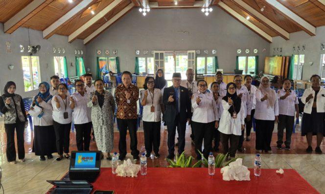 
					Pj Sekda Kepulauan Yapen Cyfrianus Yustus Mambay berfoto bersama peserta yang mengikuti kegiatan Penggerakan Sistem Tata Kelola Alat dan Obat Kontrasepsi serta Implementasi Pengendalian Mutu Pelayanan KB yang diselenggarakan DP3AKB Kepulauan Yapen. (Foto dok: IST)