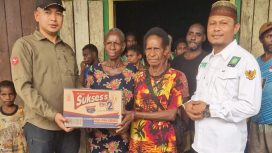 PKB Asmat dalam memberikan bantuan kepada warga terdampak Karhutla. Foto: Abdel Syah/KabarPapua.co