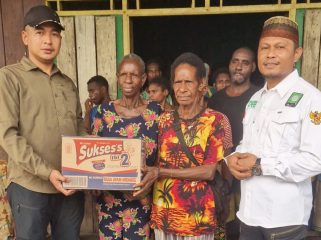 PKB Asmat dalam memberikan bantuan kepada warga terdampak Karhutla. Foto: Abdel Syah/KabarPapua.co
