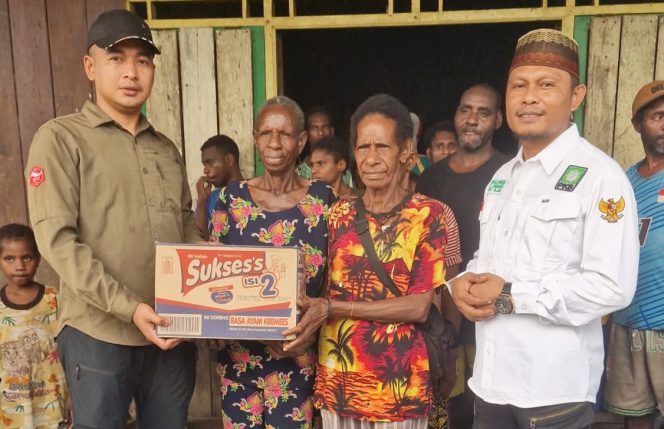 
					PKB Asmat dalam memberikan bantuan kepada warga terdampak Karhutla. Foto: Abdel Syah/KabarPapua.co
