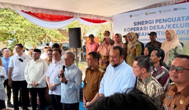 
					Menteri Koordinator Bidang Pangan,  Zulkifli Hasan (kelima dari kanan) saat melakukan pemantauan operasionalisasi Koperasi Desa/Kelurahan Merah Putih (KDKMP) di Baki, Sukoharjo, Jawa Tengah, Selasa, 13 Oktober 2026. (Foto dok: PLN) 