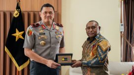 General Manager PLN UIW Papua dan Papua Barat, Roberth Rumsaur dan Kapolda Papua Barat Daya, Brigjen Polisi Hengki Haryadi. (Foto dok: PLN UIW Papua dan Papua Barat)