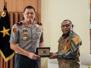 General Manager PLN UIW Papua dan Papua Barat, Roberth Rumsaur dan Kapolda Papua Barat Daya, Brigjen Polisi Hengki Haryadi. (Foto dok: PLN UIW Papua dan Papua Barat)