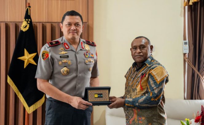 
					General Manager PLN UIW Papua dan Papua Barat, Roberth Rumsaur dan Kapolda Papua Barat Daya, Brigjen Polisi Hengki Haryadi. (Foto dok: PLN UIW Papua dan Papua Barat)