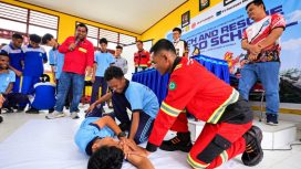 Tim rescue memberi edukasi teknik
pertolongan pertama kepada siswa
SMP Negeri 4 Timika, dalam
rangkaian kegiatan Safety Goes to
School menjelang IFRC ke-8 tahun
2026 di Kabupaten Mimika. (Foto dok: PTFI)