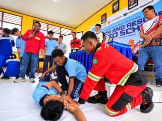 Tim rescue memberi edukasi teknik
pertolongan pertama kepada siswa
SMP Negeri 4 Timika, dalam
rangkaian kegiatan Safety Goes to
School menjelang IFRC ke-8 tahun
2026 di Kabupaten Mimika. (Foto dok: PTFI)