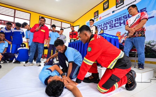 
					Tim rescue memberi edukasi teknik
pertolongan pertama kepada siswa
SMP Negeri 4 Timika, dalam
rangkaian kegiatan Safety Goes to
School menjelang IFRC ke-8 tahun
2026 di Kabupaten Mimika. (Foto dok: PTFI)