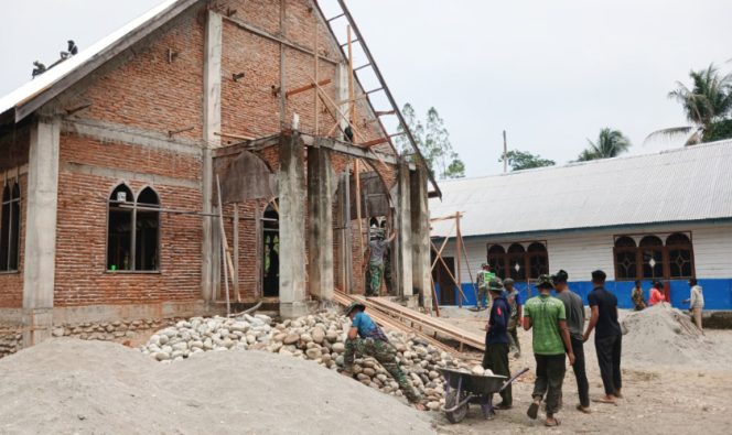 
					Pembangunan gedung gereja dari program TMMD ke-130 di wilayah Kodim 1705 Nabire, Papua Tengah. (KabarPapua.co/Agies Pranoto) 