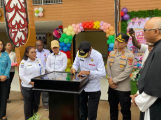 Saat Bupati Asmat, Thomas Eppe Safanpo meresmikan Gedung RBRA. (KabarPapua.co/Abdel Syah) 
