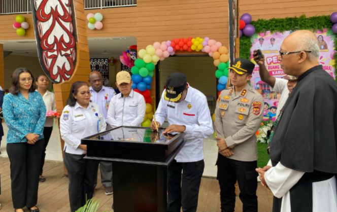 
					Saat Bupati Asmat, Thomas Eppe Safanpo meresmikan Gedung RBRA. (KabarPapua.co/Abdel Syah) 