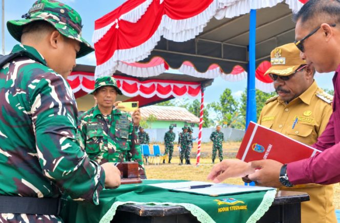 
					Bupati Nabire Mesak Magai resmi membuka program TMMD ke-130 Wilayah Kodim 1705 Nabire yang berpusat di Kampung Wanggar Sari, Distrik Nabire , Nabire, Papua Tengah. (KabarPapua.co/Agies Pranoto)
