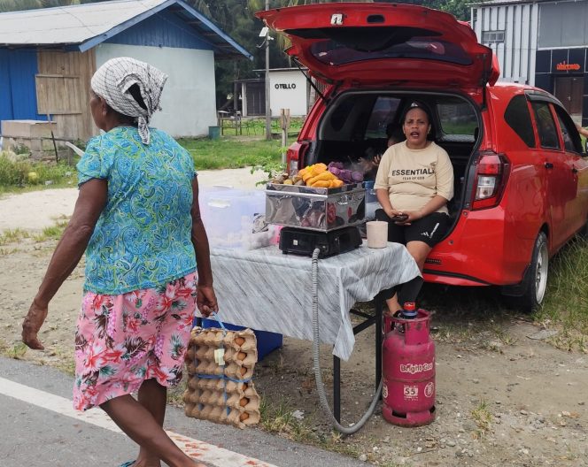 
					Penjual rebusan di pusat kuliner Car Free Day (CFD) di Kota Jayapura yang sudah beralih ke energi bersih elpiji. Foto: Katharina Lita/KabarPapua.co