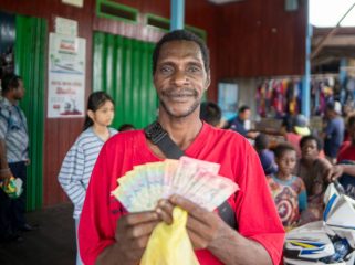 Antusiasme masyarakat terlihat dari tingginya penukaran uang tidak layak edar (UTLE), yang menunjukkan besarnya kebutuhan akan uang layak edar di wilayah pedalaman. (Foto Dok: BI Papua) 
