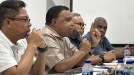 Bupati Kepulauan Yapen Benyamin Arisoy saat memimpin pertemuan bersama manajemen RSUD Serui terkait evaluasi pelayanan dan kesiapan akreditasi. (Foto: IST)