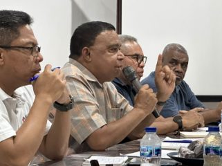 Bupati Kepulauan Yapen Benyamin Arisoy saat memimpin pertemuan bersama manajemen RSUD Serui terkait evaluasi pelayanan dan kesiapan akreditasi. (Foto: IST)