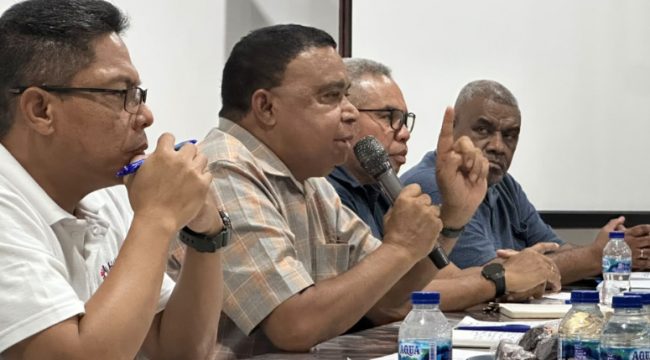 Bupati Kepulauan Yapen Benyamin Arisoy saat memimpin pertemuan bersama manajemen RSUD Serui terkait evaluasi pelayanan dan kesiapan akreditasi. (Foto: IST)
