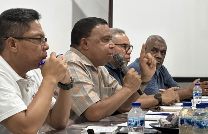 
					Bupati Kepulauan Yapen Benyamin Arisoy saat memimpin pertemuan bersama manajemen RSUD Serui terkait evaluasi pelayanan dan kesiapan akreditasi. (Foto: IST)