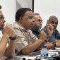 Bupati Kepulauan Yapen Benyamin Arisoy saat memimpin pertemuan bersama manajemen RSUD Serui terkait evaluasi pelayanan dan kesiapan akreditasi. (Foto: IST)