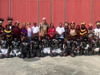 DR. Piter Youngren yang dikenal sebagai pendiri World Impact Ministries, sebuah organisasi pelayanan Kristen Unternasional yang menjangkau lebih dari 100 negara tiba di Wamena pada Rabu 21 Oktober 2026. Foto: ist
