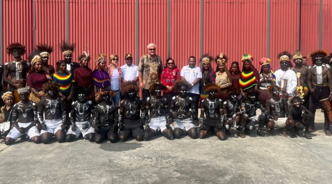 DR. Piter Youngren yang dikenal sebagai pendiri World Impact Ministries, sebuah organisasi pelayanan Kristen Unternasional yang menjangkau lebih dari 100 negara tiba di Wamena pada Rabu 21 Oktober 2026. Foto: ist