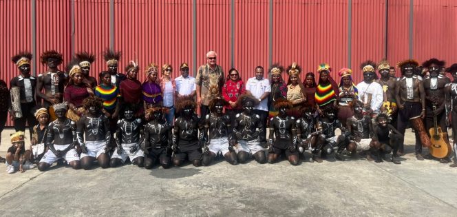 
					DR. Piter Youngren yang dikenal sebagai pendiri World Impact Ministries, sebuah organisasi pelayanan Kristen Unternasional yang menjangkau lebih dari 100 negara tiba di Wamena pada Rabu 21 Oktober 2026. Foto: ist