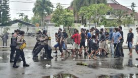 Personel Polres Kepulauan Yapen memperagakan tahapan pengamanan dalam Simulasi Sispamkota. (KabarPapua.co/Ainun Faathirjal)