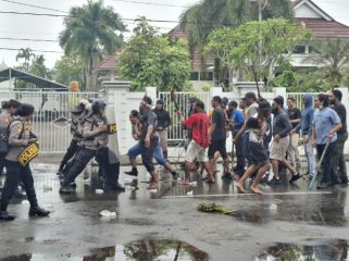 Personel Polres Kepulauan Yapen memperagakan tahapan pengamanan dalam Simulasi Sispamkota. (KabarPapua.co/Ainun Faathirjal)