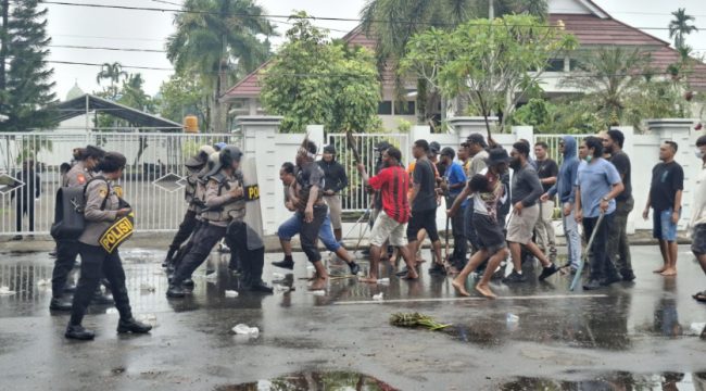 Personel Polres Kepulauan Yapen memperagakan tahapan pengamanan dalam Simulasi Sispamkota. (KabarPapua.co/Ainun Faathirjal)