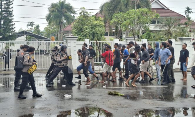 
					Personel Polres Kepulauan Yapen memperagakan tahapan pengamanan dalam Simulasi Sispamkota. (KabarPapua.co/Ainun Faathirjal)