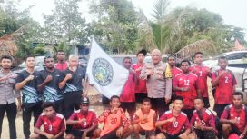 Foto bersama Kapolsek Makimi Iptu Samuel Picauly bersama jajaran dengan tim sepak bola SMP Negeri 1 Makimi dalam mengikuti Turnamen Mini Soccer Kapolda Papua Tengah Cup I Tahun 2026. (Foto dok: IST)