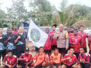 Foto bersama Kapolsek Makimi Iptu Samuel Picauly bersama jajaran dengan tim sepak bola SMP Negeri 1 Makimi dalam mengikuti Turnamen Mini Soccer Kapolda Papua Tengah Cup I Tahun 2026. (Foto dok: IST)