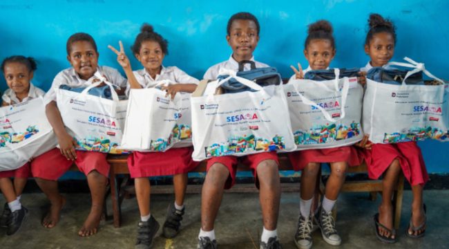 Pertamina Patra Niaga Regional Papua Maluku kembali memperluas manfaat program SESAMA, Seragam Sekolah Pertamina Untuk Semua. (Foto dok: Pertamina Papua)