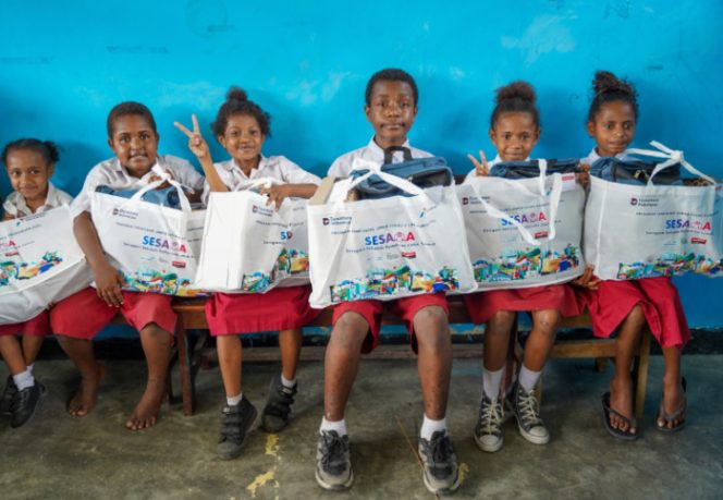 
					Pertamina Patra Niaga Regional Papua Maluku kembali memperluas manfaat program SESAMA, Seragam Sekolah Pertamina Untuk Semua. (Foto dok: Pertamina Papua)