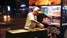 Salah satu grobak tempat usaha bisnis jualan roti bakar milik Nelson Wanimbo. (Foto: IST)