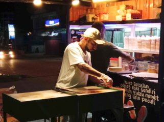 Salah satu grobak tempat usaha bisnis jualan roti bakar milik Nelson Wanimbo. (Foto: IST)