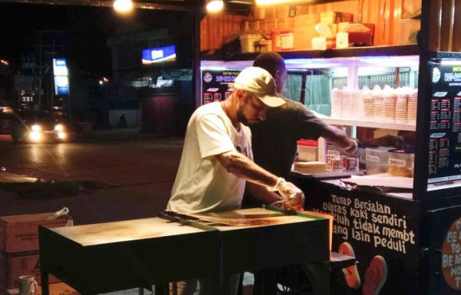 
					Salah satu grobak tempat usaha bisnis jualan roti bakar milik Nelson Wanimbo. (Foto: IST)