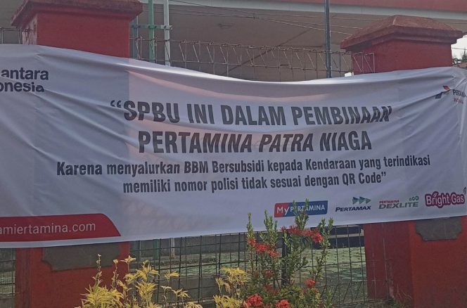 
					Spanduk peringatan yang dipasang di SPBU Entrop. Foto: Pertamina Pamalu