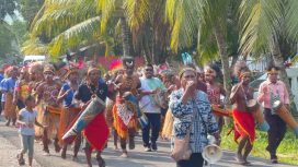 Jemaat GKI Betania Mariadei menyambut rombongan wisata rohani Jemaat GKI Bethel Bremi Manokwari di Serui. (KabarPapua.co/Ainun Faathirjal)