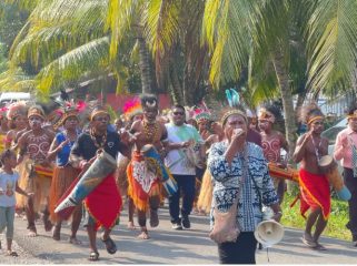 Jemaat GKI Betania Mariadei menyambut rombongan wisata rohani Jemaat GKI Bethel Bremi Manokwari di Serui. (KabarPapua.co/Ainun Faathirjal)