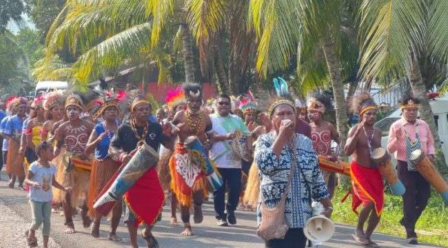 Jemaat GKI Betania Mariadei menyambut rombongan wisata rohani Jemaat GKI Bethel Bremi Manokwari di Serui. (KabarPapua.co/Ainun Faathirjal)