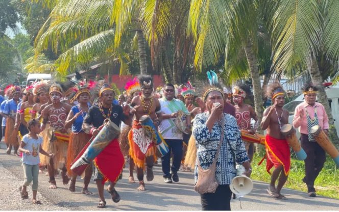 
					Jemaat GKI Betania Mariadei menyambut rombongan wisata rohani Jemaat GKI Bethel Bremi Manokwari di Serui. (KabarPapua.co/Ainun Faathirjal)
