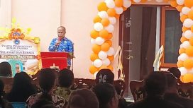 Sekretaris Daerah Kabupaten Kaimana, Donald R Wakum saat memberikan sambutan di acara peresmian Rumah Pastori Jemaat Sion GPI Papua, Air Merah Kaimana, Rabu 28 Oktober 2026. Foto: Yosias Wambrauw/KabarPapua.co