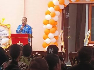 Sekretaris Daerah Kabupaten Kaimana, Donald R Wakum saat memberikan sambutan di acara peresmian Rumah Pastori Jemaat Sion GPI Papua, Air Merah Kaimana, Rabu 28 Oktober 2026. Foto: Yosias Wambrauw/KabarPapua.co