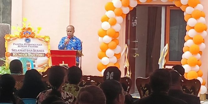 
					Sekretaris Daerah Kabupaten Kaimana, Donald R Wakum saat memberikan sambutan di acara peresmian Rumah Pastori Jemaat Sion GPI Papua, Air Merah Kaimana, Rabu 28 Oktober 2026. Foto: Yosias Wambrauw/KabarPapua.co