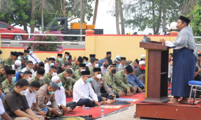 
					Suasana Salat Istisqa di Halaman Apel Mapolres Kaimana, Sabtu 10 Oktober 2026. (KabarPapua.co/Yosias Wambrauw)