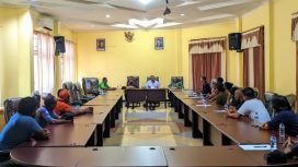 Wakil Ketua III DPRK Kepulauan Yapen Bernard Worumi saat menerima aduan 11 sopir dump truck proyek jalan Serui-Papuma di di Ruang Rapat DPRK Kepulauan Yapen, Kamis, 1 Oktober 2026. (KabarPapua.co/Ainun Faathirjal)