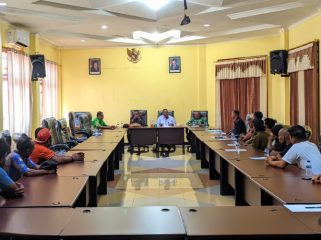 Wakil Ketua III DPRK Kepulauan Yapen Bernard Worumi saat menerima aduan 11 sopir dump truck proyek jalan Serui-Papuma di di Ruang Rapat DPRK Kepulauan Yapen, Kamis, 1 Oktober 2026. (KabarPapua.co/Ainun Faathirjal)